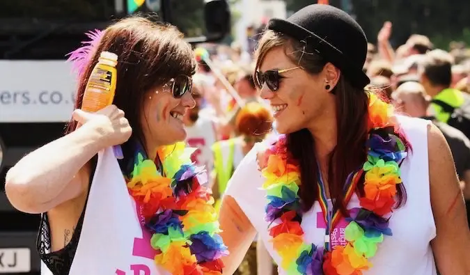 Lesbiska på Pride täcker med färg och flaggor