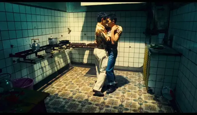 Dos hombres bailando en una cocina.