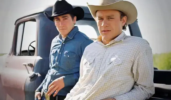 Dois personagens principais de Brokeback Mountain parados ao lado de seu caminhão