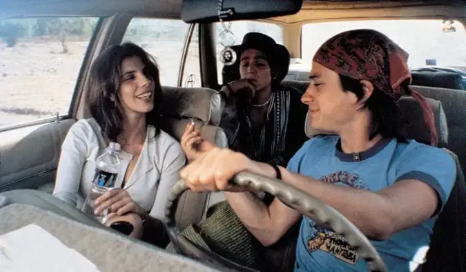 Tres amigos fumando en un coche