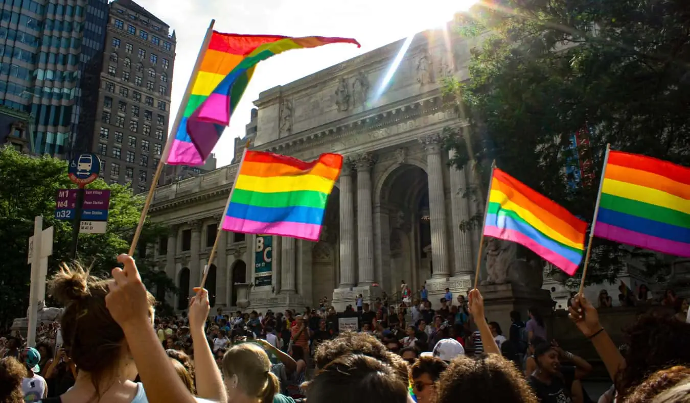 Žmonės mojuoja gėjų pasididžiavimo vėliavomis per „Pride“ Niujorke, JAV