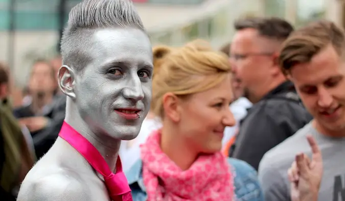 un bărbat pictat în argint la un eveniment LGBT pride din Berlin