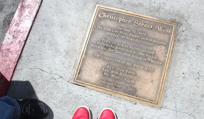 eine Gedenktafel für die Christopher Street, wo die erste Gay-Pride-Parade in Los Angeles begann