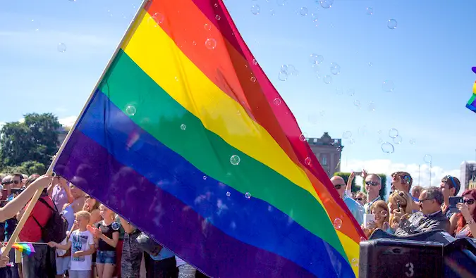 eine Regenbogenfahne in Stockholm