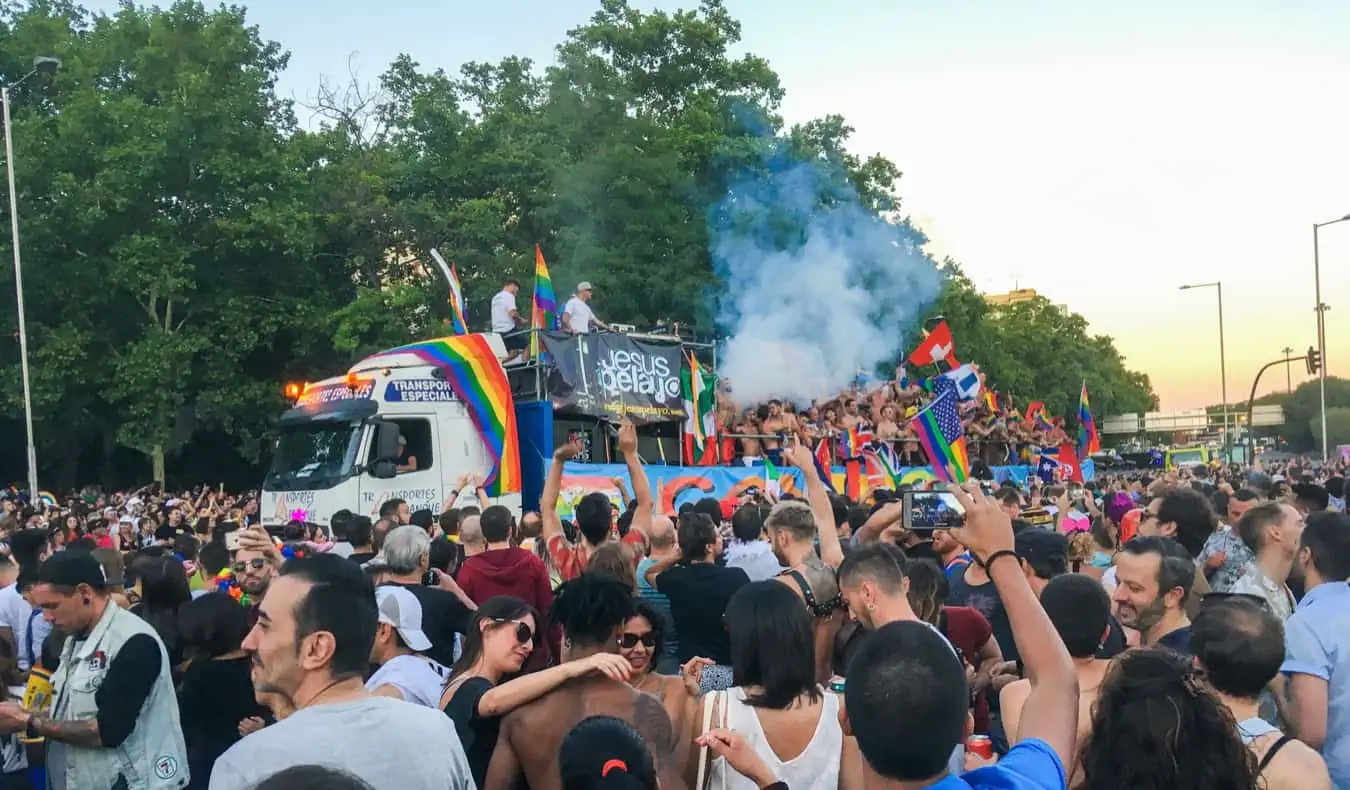 Pessoas celebrando o WorldPride em Madrid, Espanha