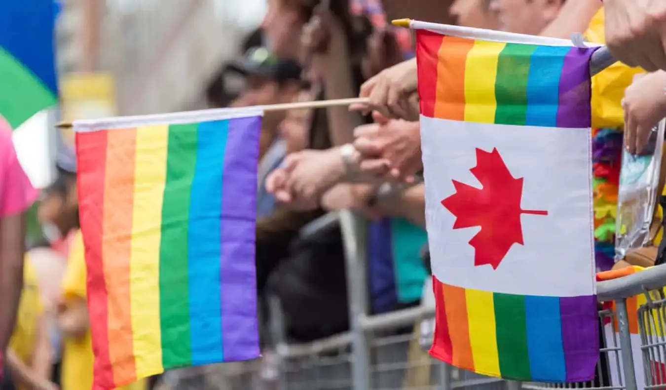 Ihmiset juhlivat Pridea Torontossa, Kanadassa