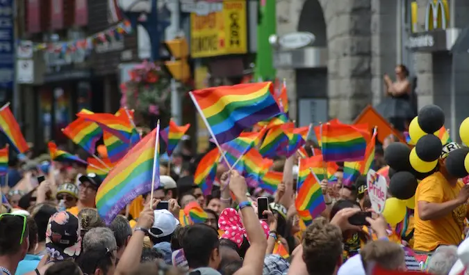 tęczowe flagi machające na festiwalu LGBT