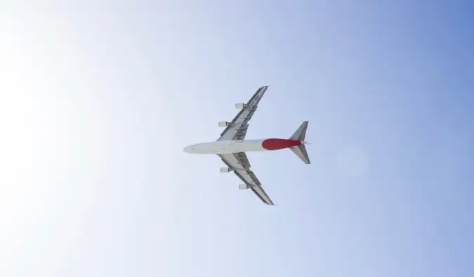 Un solitario avión comercial sobrevolando Australia