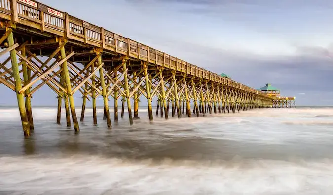 Coucher de soleil sur la jetée de Folly Beach par Laurence Norah