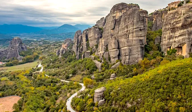 Strada attraverso Meteora Grecia di Laurence Norah