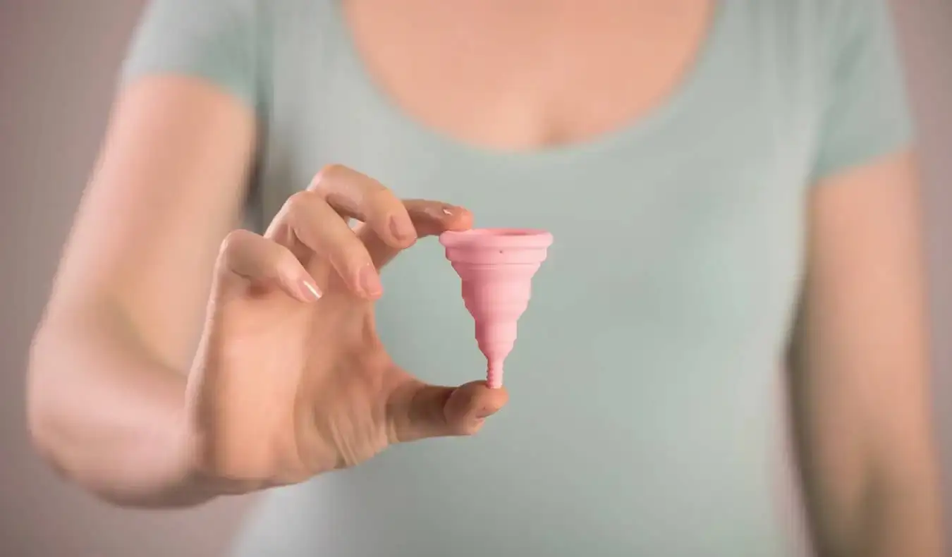 Isang menstrual cup na hawak ng isang babae