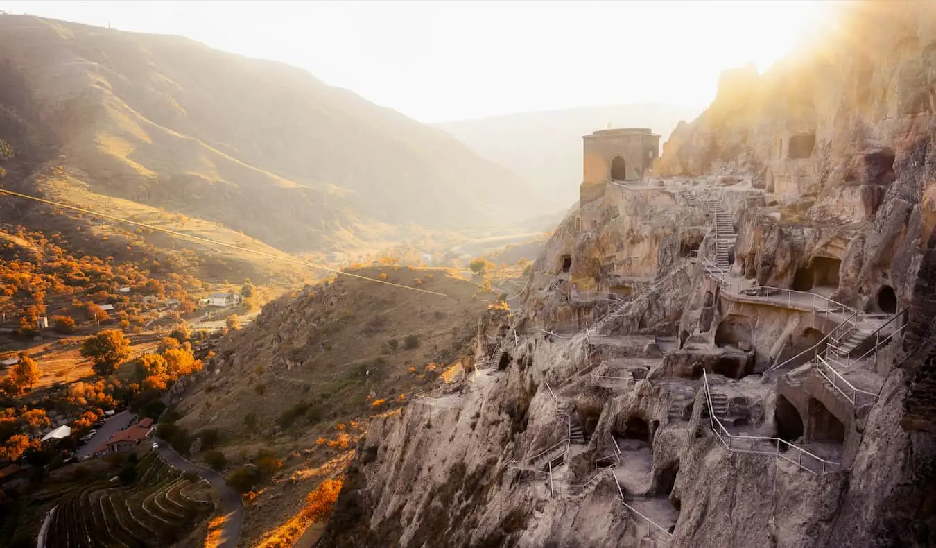 Het historische grotklooster op de klif van een berg in Georgië