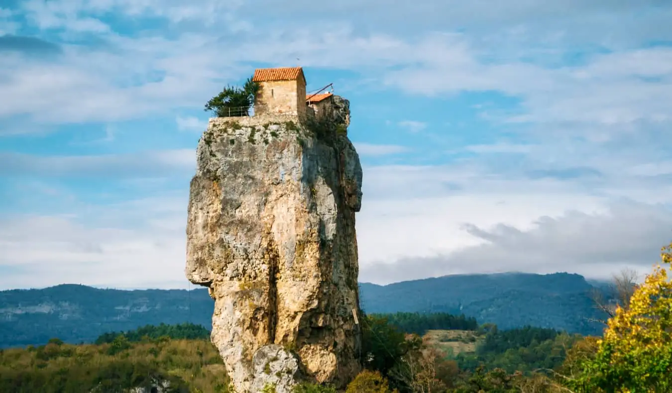 Die berühmte Kirche auf der schmalen und hoch aufragenden Kazchi-Säule in Georgien