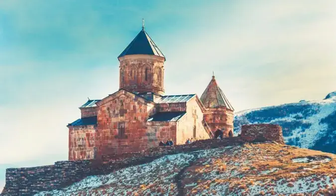 Die mittelalterliche Gergeti-Dreifaltigkeitskirche in Georgien