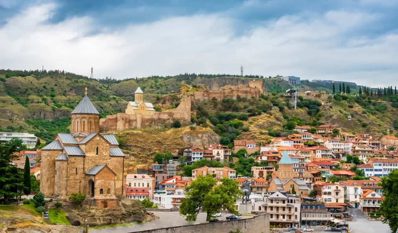 Tbilisi Old Town na may mga tradisyonal na tahanan, ilang simbahan, at pader ng lungsod na nakalagay sa mga burol