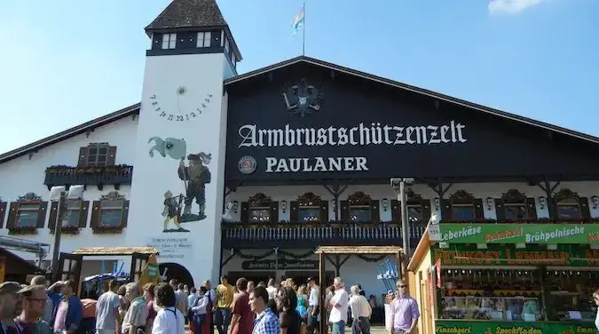 Una dintre clădirile pline de oameni la Oktoberfest din München