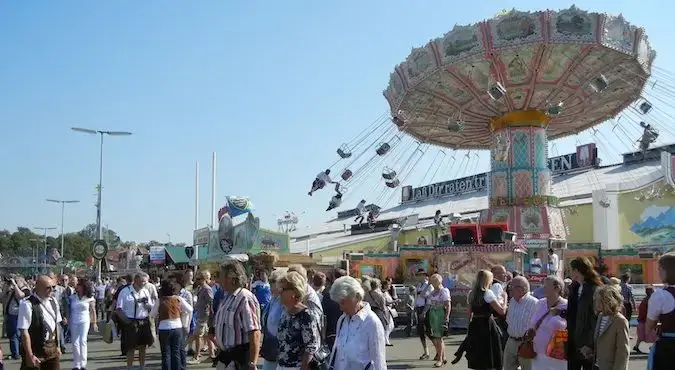 Die Fahrgeschäfte draußen auf dem Oktoberfest in München, Deutschland