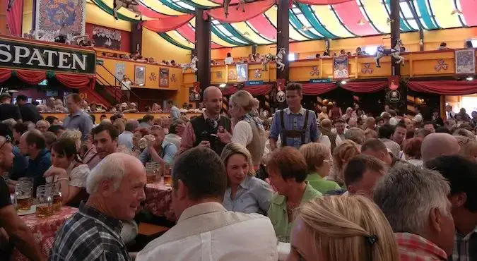 Nabito poln šotor Hippodrom na zelo priljubljenem festivalu piva Oktoberfest v Münchnu