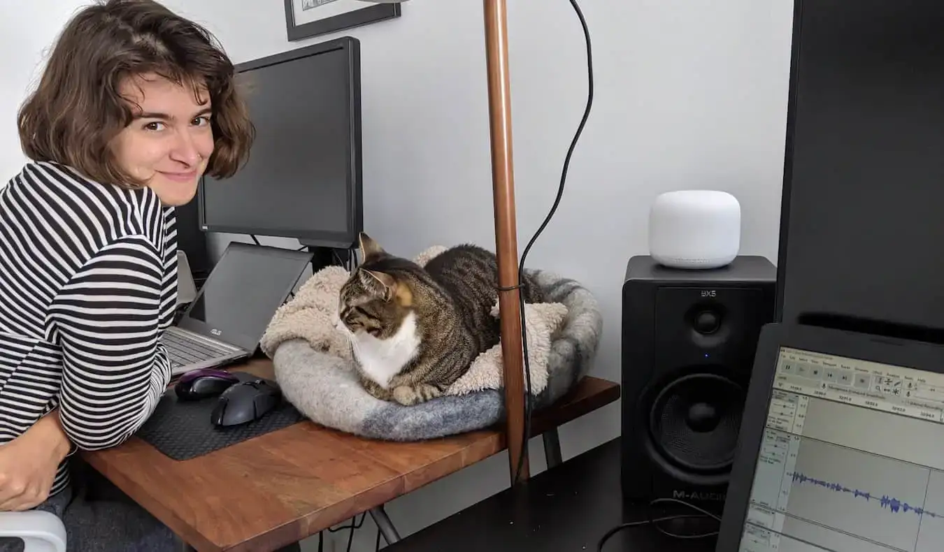 Sam, el investigador principal de Nomadic Matt, posando con un gato mientras se sienta en casa en el extranjero