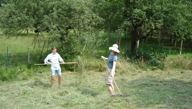 Duas mulheres trabalhando em uma fazenda na Itália com WWOOF