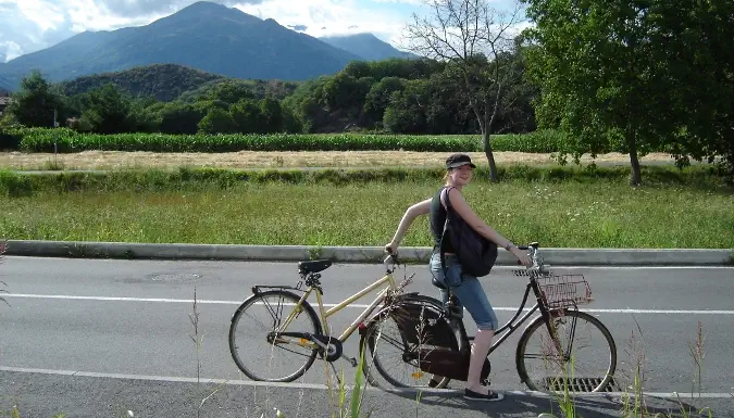 Sophie McGovern fent bicicleta amb WWOOF