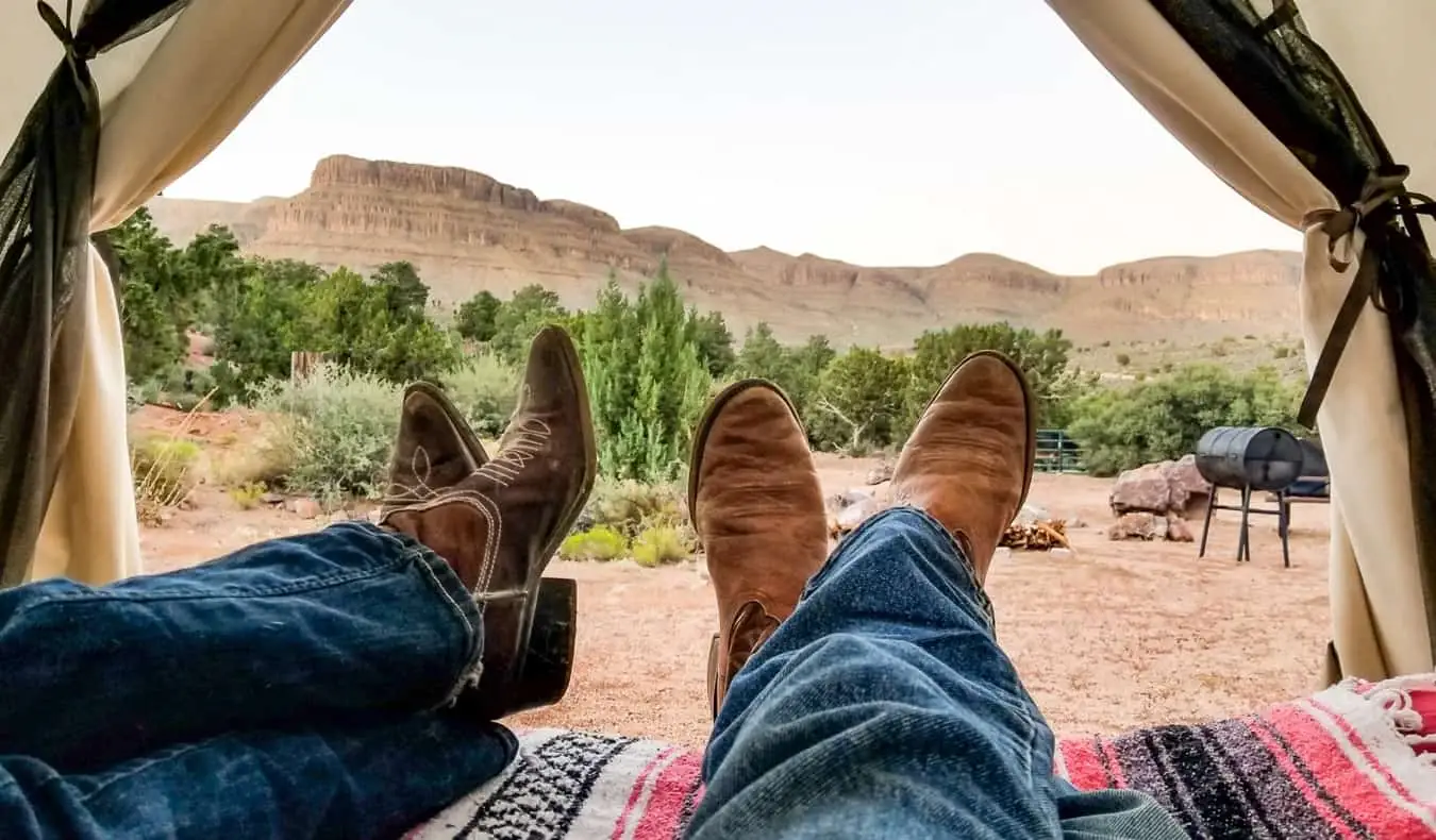 Mike und Anne von HoneyTrek beim Glamping in der Wüste