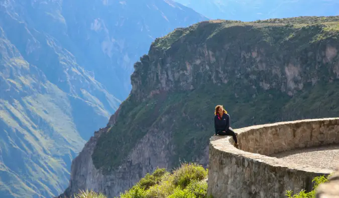 Heather, una viajera solitaria, en las montañas del Perú.