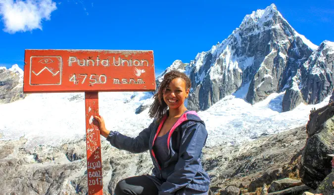 Heather în munții înzăpeziți din Peru