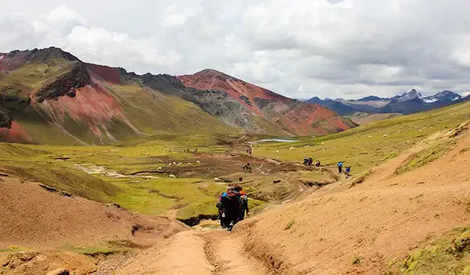 Excursionistas caminando por un sendero en Rainbow Mountain