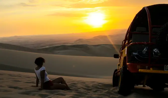 Heather poseert in het zand bij zonsondergang