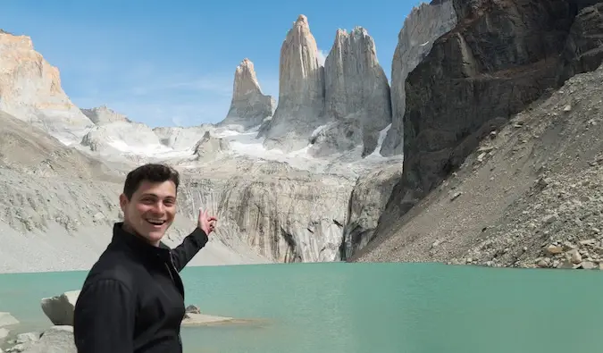 Nomadic Matt com vista para a água e as montanhas na Patagônia, Chile