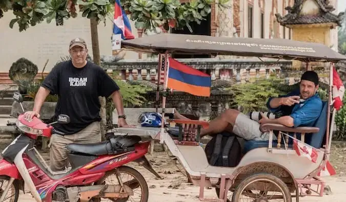 Ric dari Global Gaz dengan tuk-tuk di rapat umum India