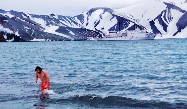 Джон Леві плаває в крижаній воді в Антарктиді