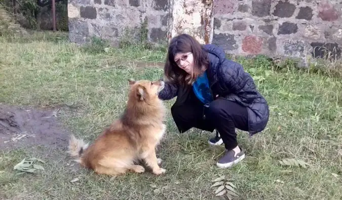 Staci streichelt einen Hund