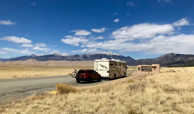 un camping-car pour les voyages de longue durée garé sur le bord de la route