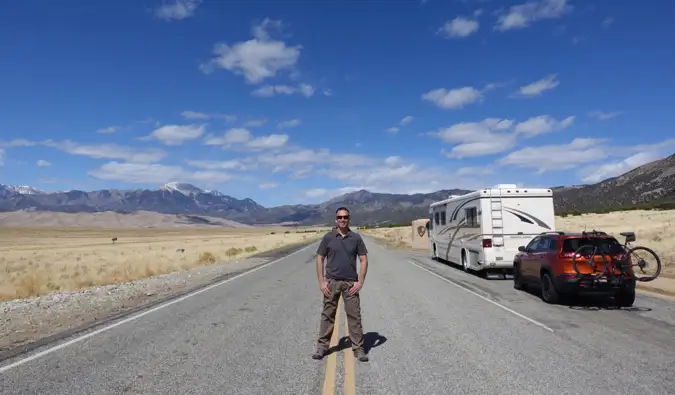 Marc de RV Love parado na estrada em uma viagem