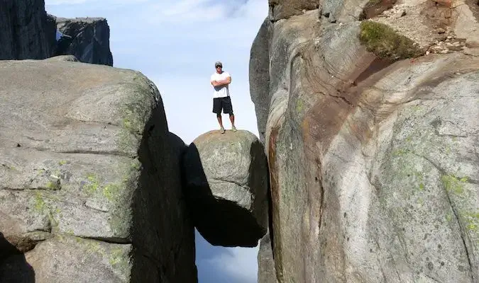 Lee Abbamonte berdiri di atas batu besar di Norwegia