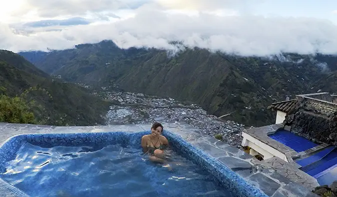 Heather, một nữ du khách độc thân, đang thư giãn trong một hồ bơi ở Ecuador