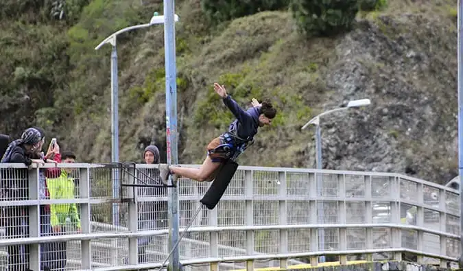 Heather, eine alleinreisende Frau, springt von einer Brücke