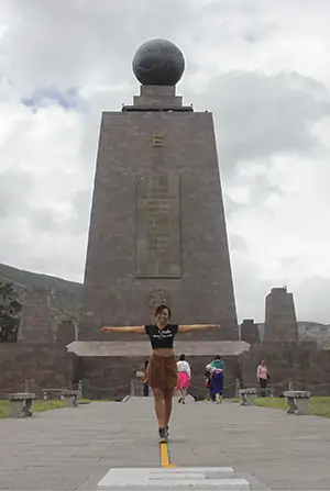 Heather, una viajera solitaria, parada en el ecuador