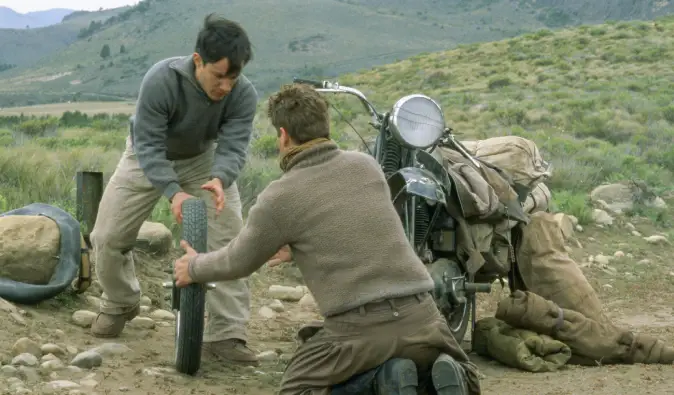 Karakterer som fikser en sykkel i reisefilmen: The Motorcycle Diaries