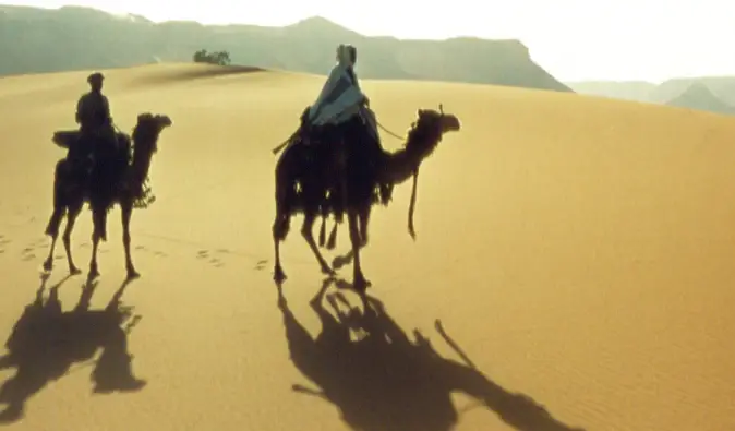 Lawrence of Arabia rir på kamel tilbake gjennom ørkenen i denne klassiske filmen