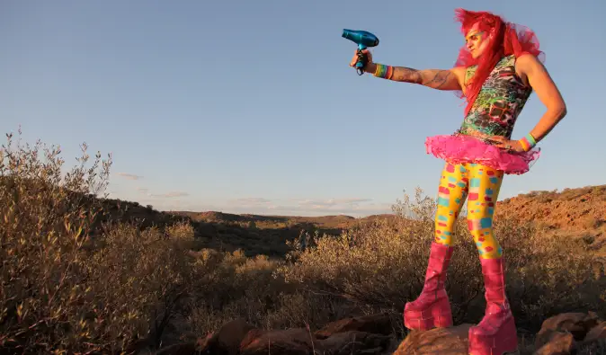 Personatge amb roba de caiguda al desert australià de la pel·lícula: Priscilla, reina del desert