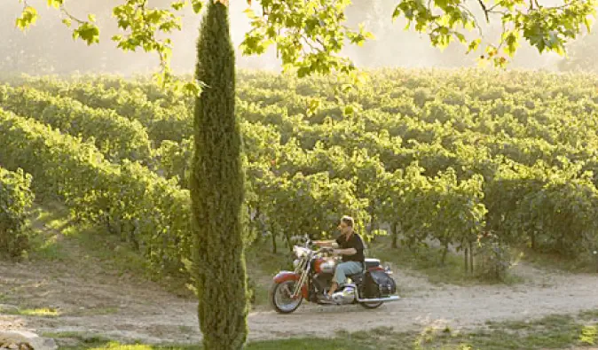 Russell Crowe en moto por el viñedo en Un buen año