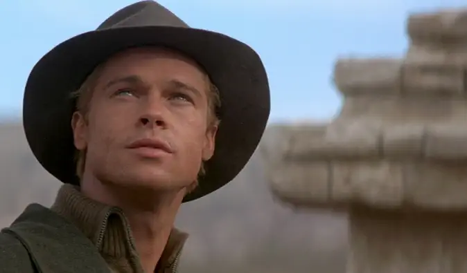 Brad Pitt con sombrero en el Tíbet mirando la película 7 años en el Tíbet