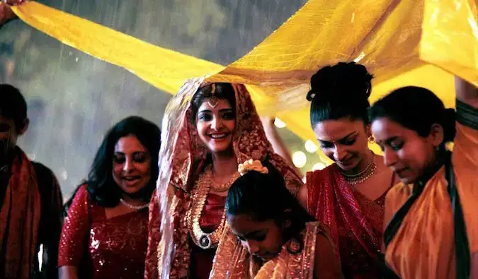 дъждовна сватбена сцена от популярния индийски филм Monsoon Wedding