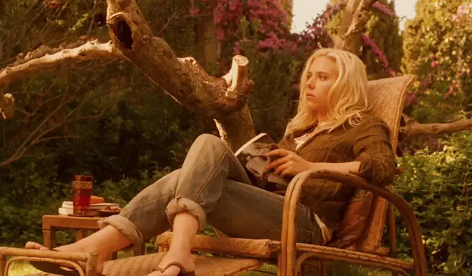 Scarlet Johansson พักผ่อนในสวนหลังบ้านสไตล์ยุโรปใน Vicky Cristina Barcelona