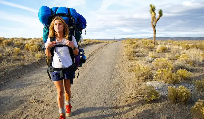 Reese Witherspoon caminando sola en un tren en la película Wild