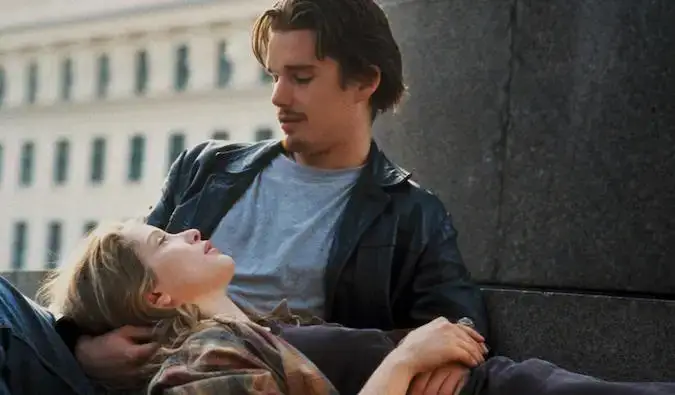 liefdesscène tussen twee backpackers in de Before Sunrise-trilogie