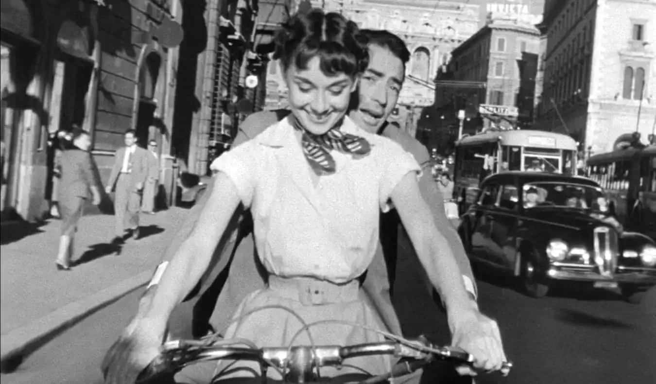 En svart-hvitt scene fra filmen Roman Holiday